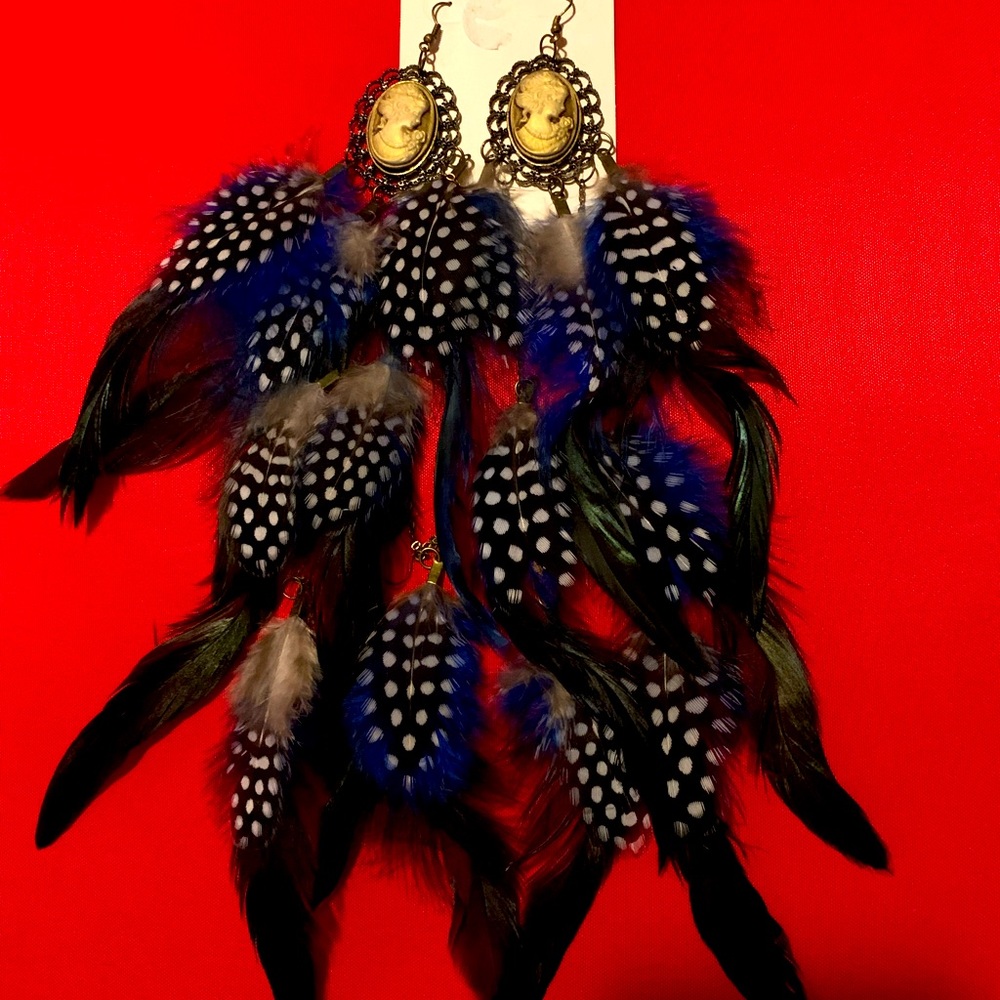 BEAUTIFUL CAMEO FEATHERS EARRINGS🪶🦋🛍️
